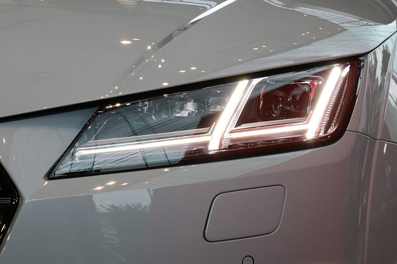 フロントマスクでは3Dハニカムメッシュのラジエターグリルがハイグロスブラックに塗装されており、「マトリクスLEDヘッドライト」を標準装着