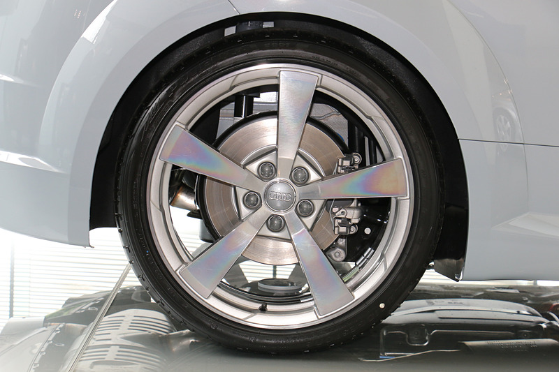 ガンメタルエフェクトペイントの19インチアルミホイールを標準装備。タイヤサイズは245/35R19