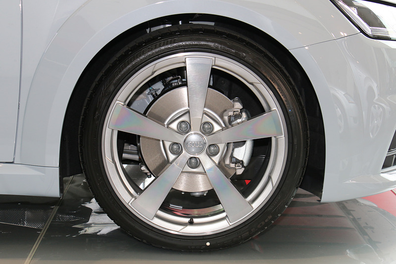 ガンメタルエフェクトペイントの19インチアルミホイールを標準装備。タイヤサイズは245/35R19