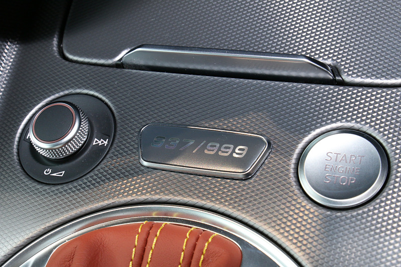 シフトセレクターの前方にシリアルナンバーが刻まれたプレートを装着