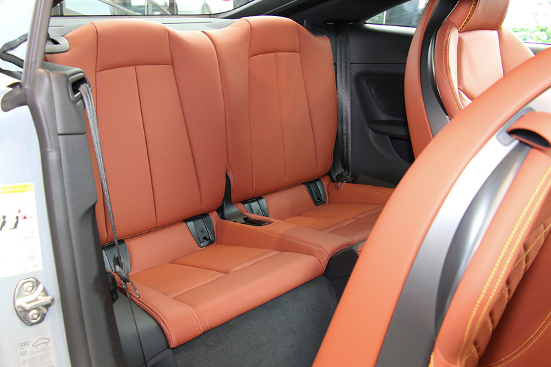 リアシートを備え、乗車定員は4名