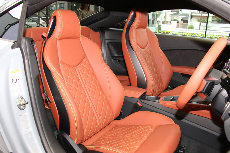 ヘッドレスト一体型でスポーティな形状のフロントシート。フロントシートヒーターも標準装備する