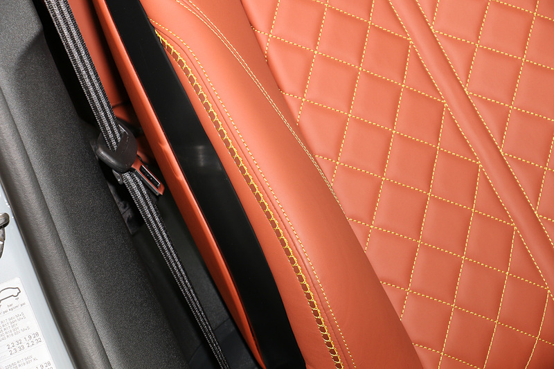 技巧を凝らしたイエローステッチがシートやステアリング、トリム類に施される