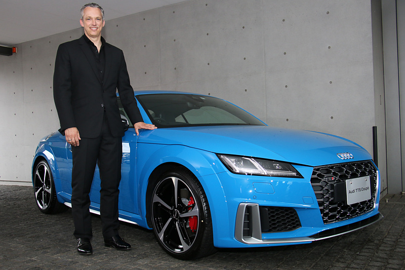 新しい「TTS クーペ」とノアック社長