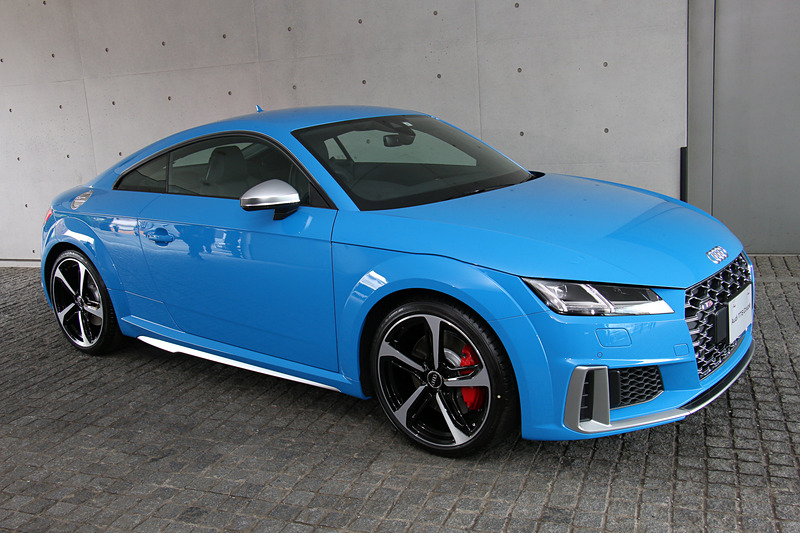 TTS クーペは799万円。大幅改良で前後バンパーやサイドスカートなどにシルバー加飾が追加され、フロントバンパーの両サイドに縦型のエアアウトレットを追加。デュアルタイプのマフラーエンドを左右にレイアウトしている