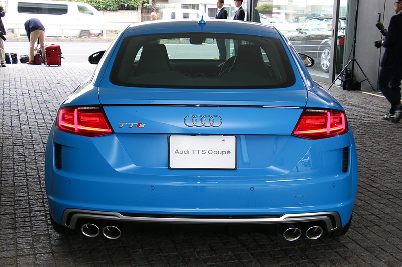 TTS クーペは799万円。大幅改良で前後バンパーやサイドスカートなどにシルバー加飾が追加され、フロントバンパーの両サイドに縦型のエアアウトレットを追加。デュアルタイプのマフラーエンドを左右にレイアウトしている