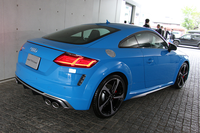 TTS クーペは799万円。大幅改良で前後バンパーやサイドスカートなどにシルバー加飾が追加され、フロントバンパーの両サイドに縦型のエアアウトレットを追加。デュアルタイプのマフラーエンドを左右にレイアウトしている