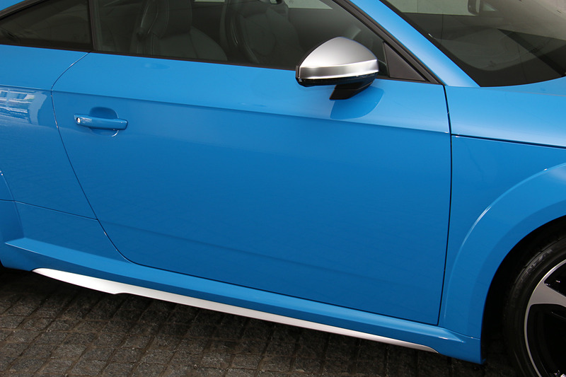 TTS クーペではアルミニウムルックのドアミラーハウジングを採用