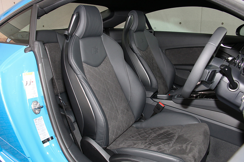 アルカンターラ/レザーの「S スポーツシート」を標準装備。シートカラーは写真のブラックのほか、エクスプレスレッドをオプション設定