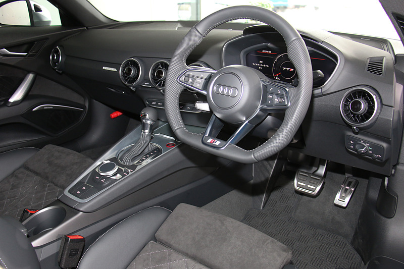 パドルシフト付きの本革巻ステアリングを標準装備