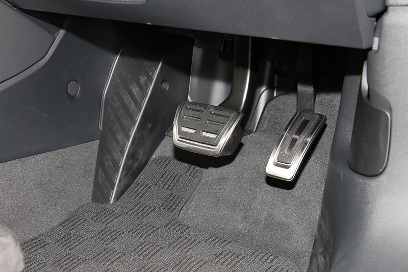 滑り止めのラバーを備えるアルミペダル