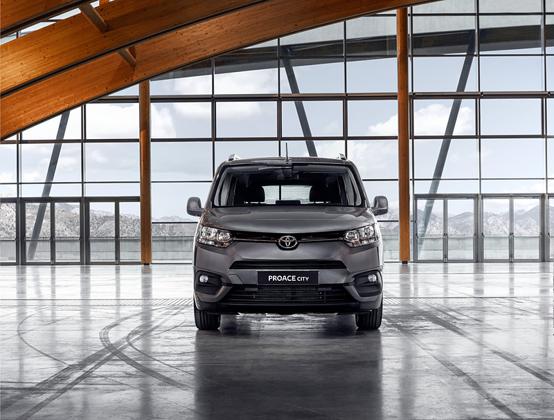 乗用タイプの「PROACE CITY VERSO」（ロングボディ）