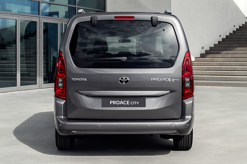 乗用タイプの「PROACE CITY VERSO」（ロングボディ）