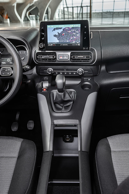 PROACE CITY VERSOの車内（ロングボディ）