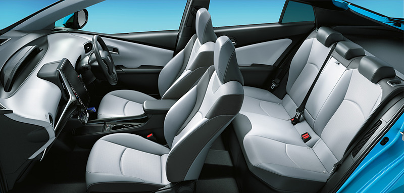 今回の一部改良で、これまでの後席中央にコンソールを備える4人乗り仕様から、5人乗り仕様に変更