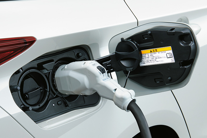 急速充電インレットに外部給電機能を追加。別売のV2H機器と接続することでプリウス PHVを“蓄電池”として利用可能とした