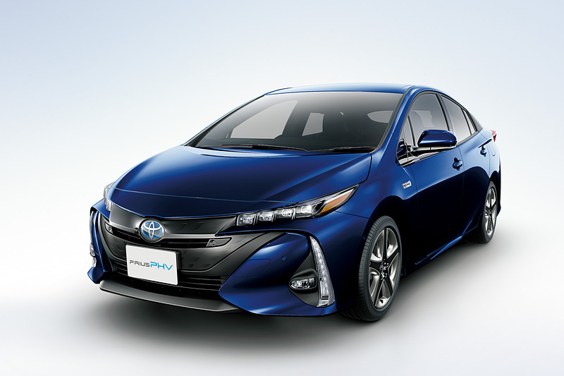 A“ナビパッケージ”（ダークブルーマイカ）＜オプション装着車＞。内装色はブラック