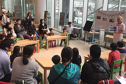 親子で楽しく地球環境と電気自動車技術について学べる「日産わくわくエコスクール」（左）、電気自動車から電気を取り出す給電器を使用してオリジナルキーホルダーが作れる「プラバン工作体験教室」、日本語も話せる外国人講師による五感を使ったプログラムで英語に触れる「NISSAN KIDS' English School」などの体験イベントを予定