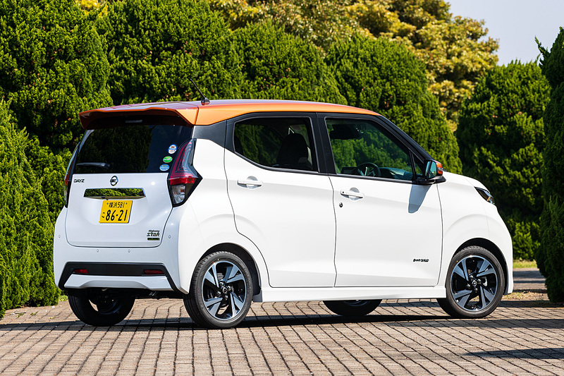 今回試乗したのは、自然吸気の直列3気筒DOHC 0.66リッター「BR06」型エンジンにSM21モーターを組み合わせたS-HYBRID（スマートシンプルハイブリッド）仕様の「ハイウェイスターX プロパイロットエディション」（写真。156万7080円/2WD）と、ターボ付きのBR06型エンジンにSM21モーターを組み合わせたS-HYBRID仕様の「ハイウェイスターG ターボ プロパイロットエディション」（164万7000円/2WD）。ボディサイズは3395×1475×1640mm（全長×全幅×全高）