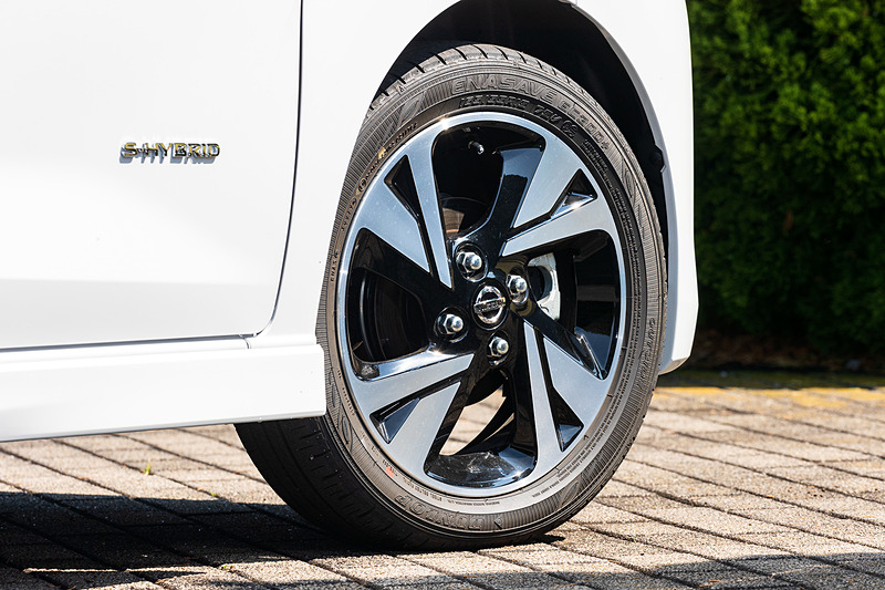 ハイウェイスターX プロパイロットエディションはメーカーオプションの15インチアルミホイールにダンロップ「エナセーブ EC300＋」（165/55R15）を装着