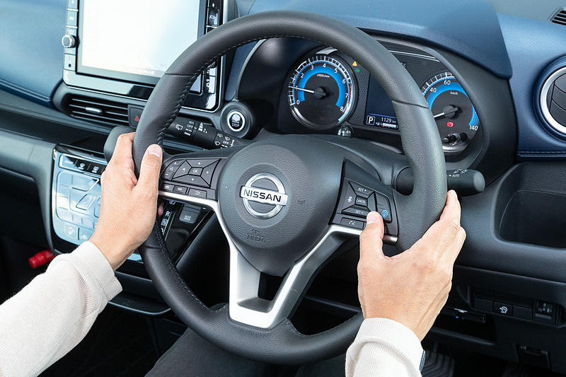 プロパイロットエディションでは先進運転支援技術「プロパイロット」を標準装備。アクセル、ブレーキ、ステアリングの操作をクルマ側で支援し、高速道路での渋滞走行、長時間の巡航走行をサポートしてくれる。ステアリング右側のボタンでON/OFF操作を行なう