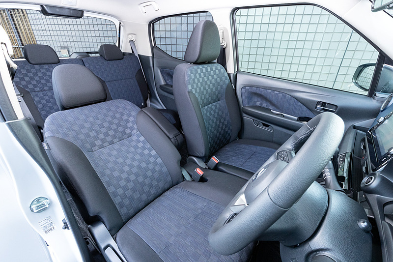 ハイウェイスターX プロパイロットエディションのインテリア。新型デイズでは新プラットフォームを採用し、従来からエンジンルームスペースを65mm縮小。その65mmをホイールベースに充てて2495mmを確保しており、「広いキャビンスペース」「広いラゲッジスペース」を両立させるパッケージを実現した。インテリアカラーはブラックを基調にブルーをインサートした「エボニー」（シート地：トリコット）