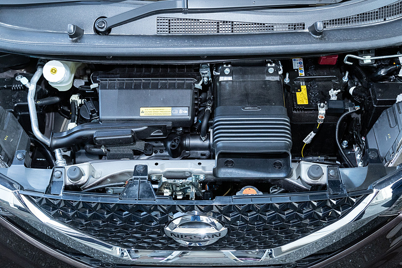 ターボ付きの直列3気筒DOHC 0.66リッター「BR06」型エンジンは最高出力47kW（64PS）/5600rpm、最大トルク100Nm（10.2kgfm）2400-4000rpmを発生。ハイウェイスターG ターボ プロパイロットエディション（2WD）のWLTCモード燃費は19.2km/L。なお、SM21モーターの最高出力は2.0kW/1200rpm、最大トルクは40Nm/100rpm