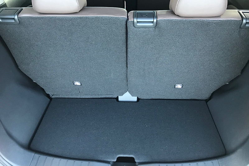 ラゲッジルームも広くて、サイズによっては後席を使いながら、ベビーカーもそのまま乗せられる