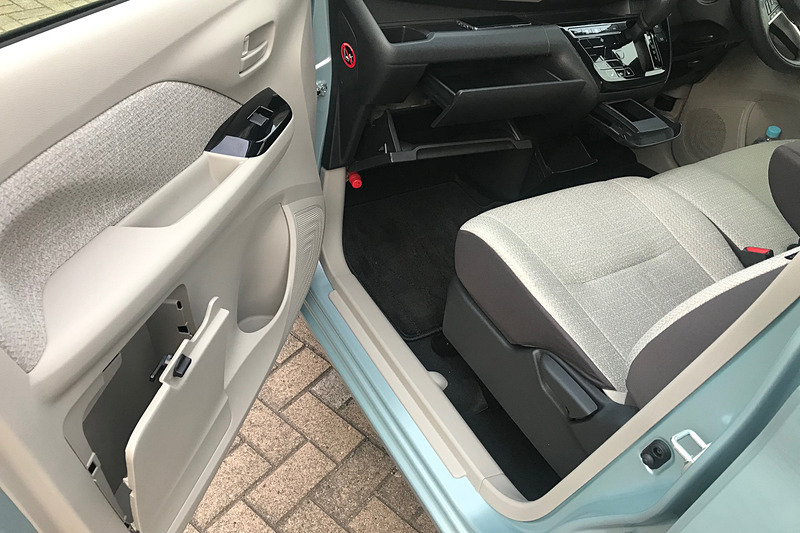 小物入れの多さと実用性は素晴らしい！　車検証入れは先代からドアに付けられているのも感激