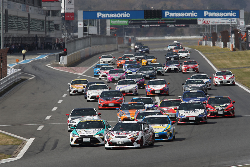 ブリヂストン「POTENZA RE-12D」の強い縦方向のトラクションを活かしてスタートダッシュ