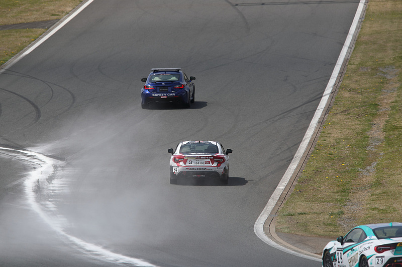 レース途中、SCボードが各ポストから掲げられた