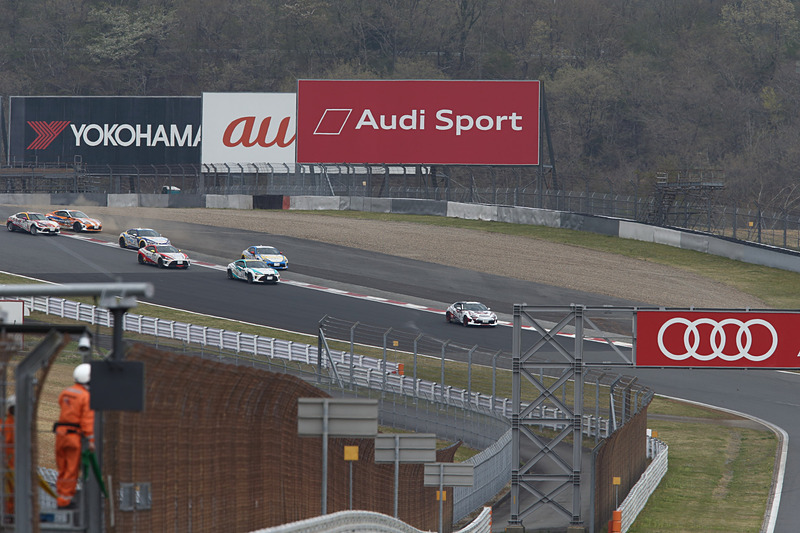 1コーナーを無事にクリアしてトップを維持