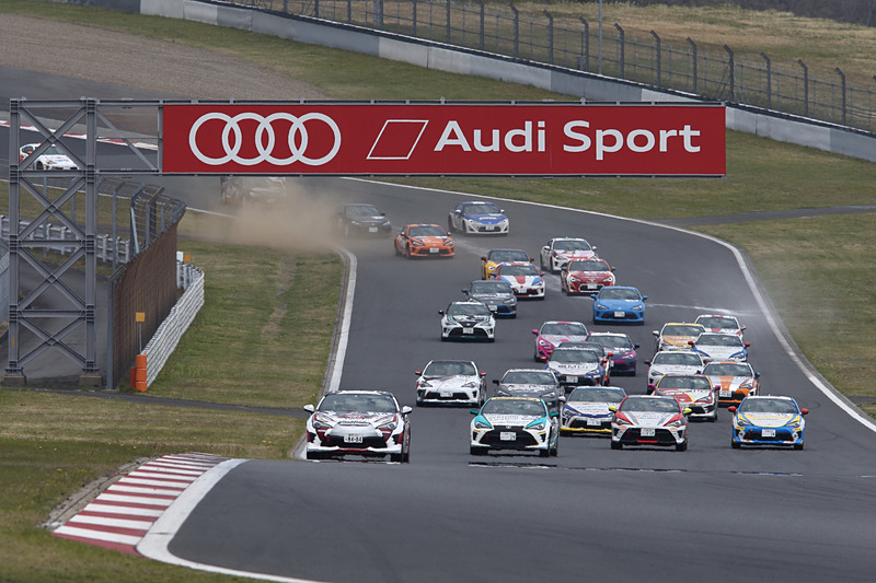 1コーナーを無事にクリアしてトップを維持