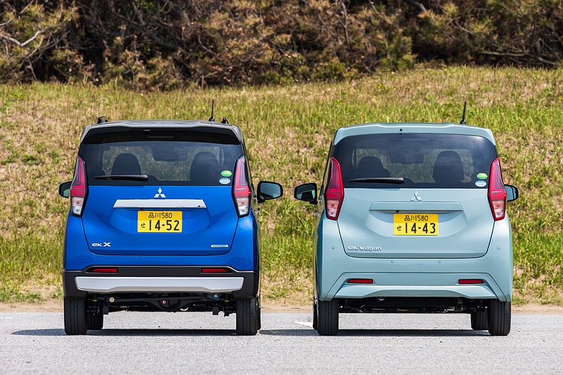 自然吸気の直列3気筒DOHC 0.66リッター（ハイブリッド）を搭載するeKクロス「G」グレード（左）と、自然吸気の直列3気筒DOHC 0.66リッターエンジンを搭載するeKワゴン「G」グレード（右）のエクステリア比較