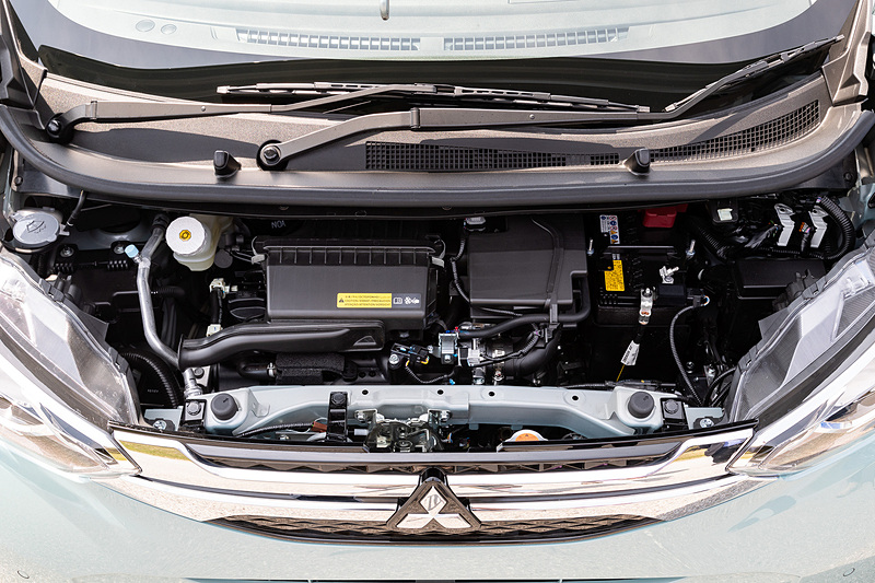 自然吸気の直列3気筒DOHC 0.66リッター「BR06」型エンジンは最高出力38kW（52PS）/6400rpm、最大トルク60Nm（6.1kgfm）/3600rpmを発生。eKワゴン「G」グレードのWLTCモード燃費は21.2km/L（2WD）