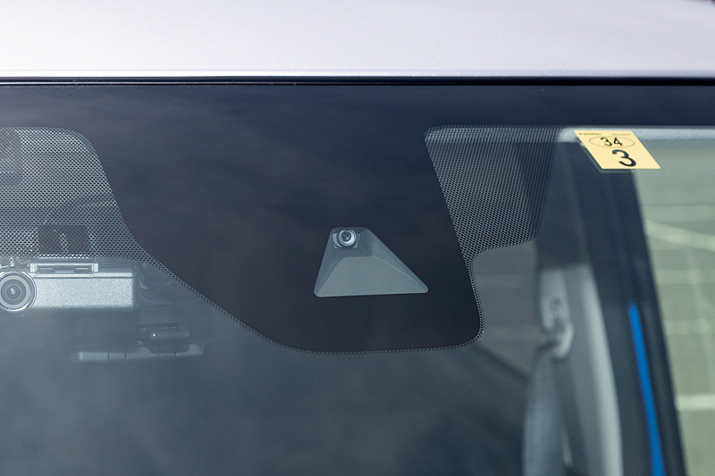 エクステリアで大きな特徴となるフロントまわりはデザインコンセプト「ダイナミックシールド」によって力強さを表現。前後バンパーのシルバー処理、ホイールアーチやサイドシルをブラックアウトさせる専用デカール、専用ルーフスポイラーなどを使ってSUVテイストを強調した。足下は15インチアルミホイールにダンロップ「エナセーブ EC300＋」（165/55R15）の組み合わせ。ACC（アダプティブクルーズコントロール）とLKA（車線維持支援機能）を組み合わせ、高速道路の走行時（約0km/h～100km/h）に作動する運転支援技術「MI-PILOT（マイパイロット）」を三菱自動車として初採用したのもトピック