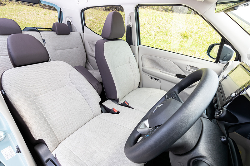 eKワゴン「G」グレードのインテリア。内装色はライトグレー