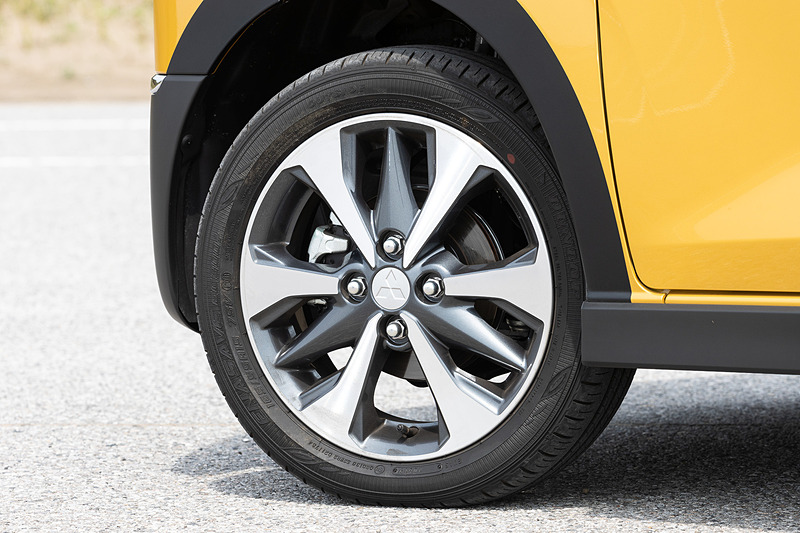 エクステリアで大きな特徴となるフロントまわりはデザインコンセプト「ダイナミックシールド」によって力強さを表現。前後バンパーのシルバー処理、ホイールアーチやサイドシルをブラックアウトさせる専用デカール、専用ルーフスポイラーなどを使ってSUVテイストを強調した。足下は15インチアルミホイールにダンロップ「エナセーブ EC300＋」（165/55R15）の組み合わせ。ACC（アダプティブクルーズコントロール）とLKA（車線維持支援機能）を組み合わせ、高速道路の走行時（約0km/h～100km/h）に作動する運転支援技術「MI-PILOT（マイパイロット）」を三菱自動車として初採用したのもトピック