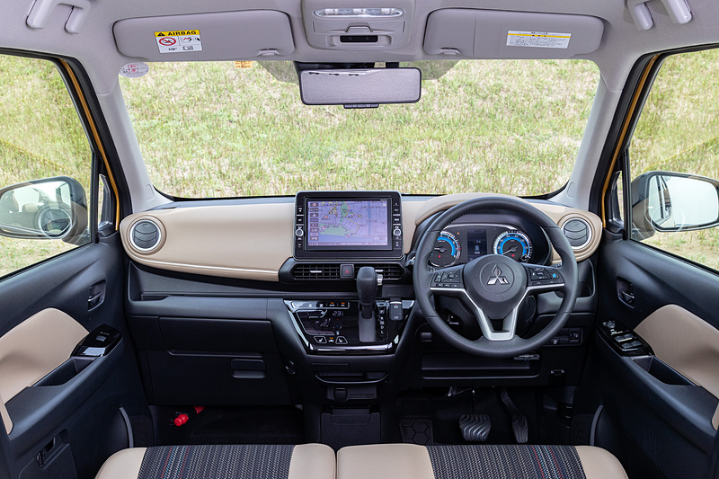 eKクロス「T」グレードのインテリア。合皮とクロスのコンビシートなどを採用する専用オプション「プレミアムインテリアパッケージ」（5万4000円高）を装備し、内装色はブラック/タン