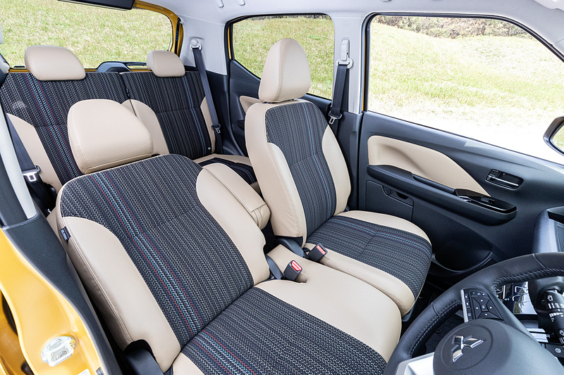 eKクロス「T」グレードのインテリア。合皮とクロスのコンビシートなどを採用する専用オプション「プレミアムインテリアパッケージ」（5万4000円高）を装備し、内装色はブラック/タン