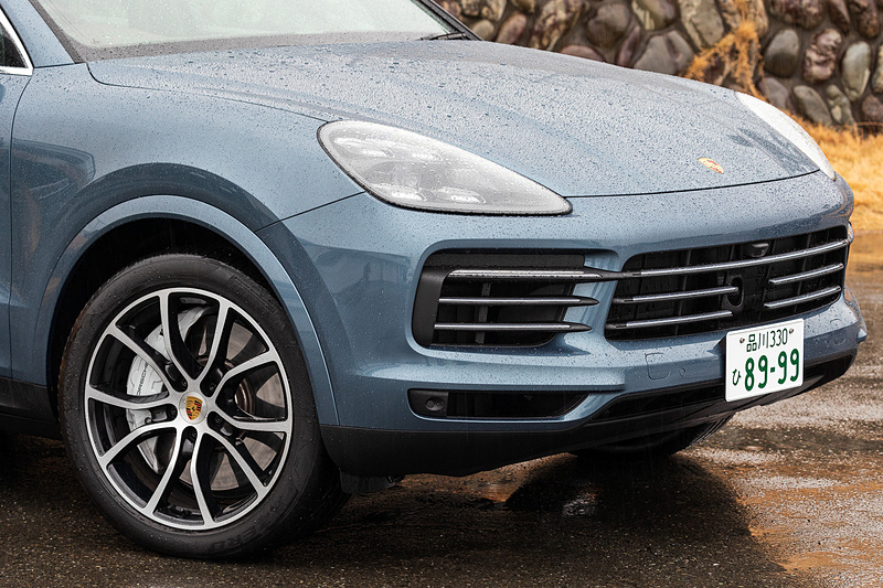 撮影車のエクステリアでは、オプションのLEDマトリックスヘッドライトブラック（PDLS Plus 含む。44万円）、21インチCayenneエクスクルーシブデザインホイールブラック（ハイグロス仕上げ。90万9000円）に加え、通常のブレーキに対して約30％長い耐用年数とより高い耐フェード性能を備えるという曙ブレーキ工業製の20インチポルシェサーフェスコーテッドブレーキ（54万1000円）などを装備