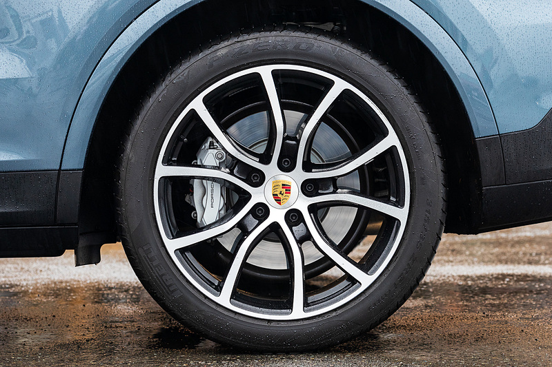 撮影車のエクステリアでは、オプションのLEDマトリックスヘッドライトブラック（PDLS Plus 含む。44万円）、21インチCayenneエクスクルーシブデザインホイールブラック（ハイグロス仕上げ。90万9000円）に加え、通常のブレーキに対して約30％長い耐用年数とより高い耐フェード性能を備えるという曙ブレーキ工業製の20インチポルシェサーフェスコーテッドブレーキ（54万1000円）などを装備