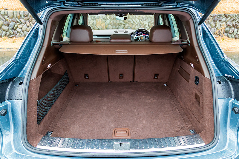 トリュフブラウンカラーのインテリアではオプションのカーボンインテリアパッケージ（29万6000円）などを採用する