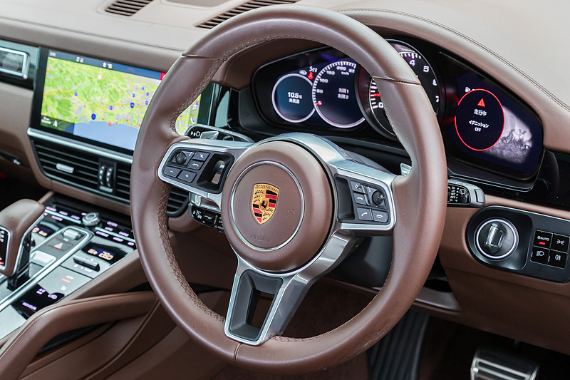 トリュフブラウンカラーのインテリアではオプションのカーボンインテリアパッケージ（29万6000円）などを採用する