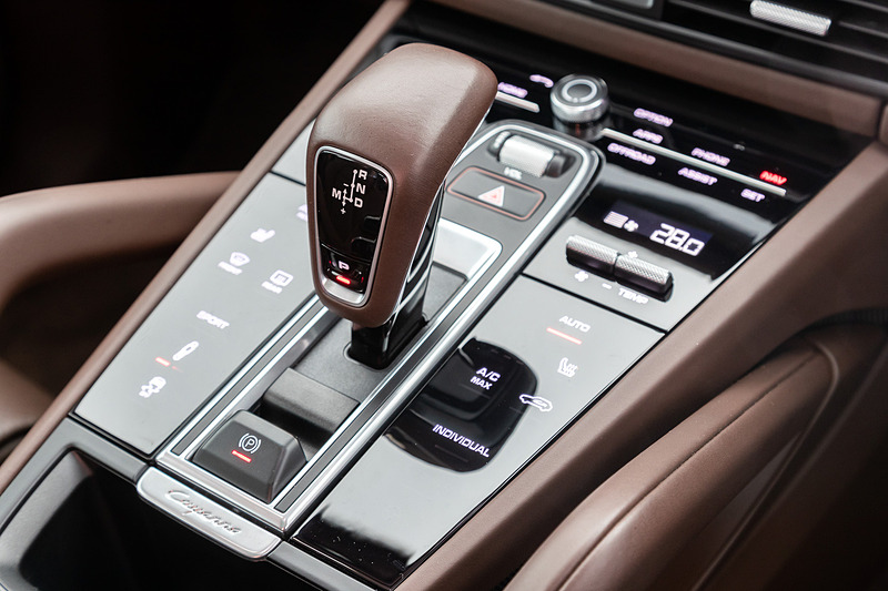 トリュフブラウンカラーのインテリアではオプションのカーボンインテリアパッケージ（29万6000円）などを採用する