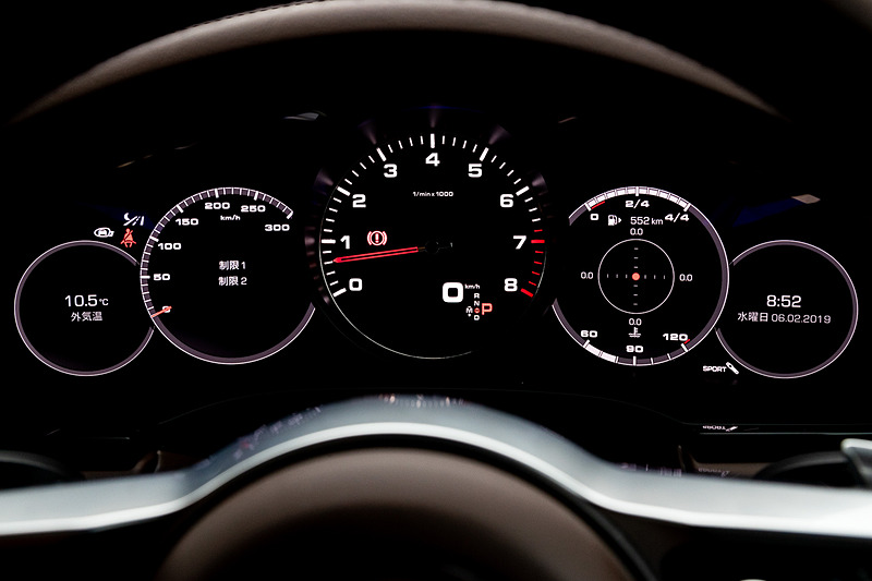 トリュフブラウンカラーのインテリアではオプションのカーボンインテリアパッケージ（29万6000円）などを採用する