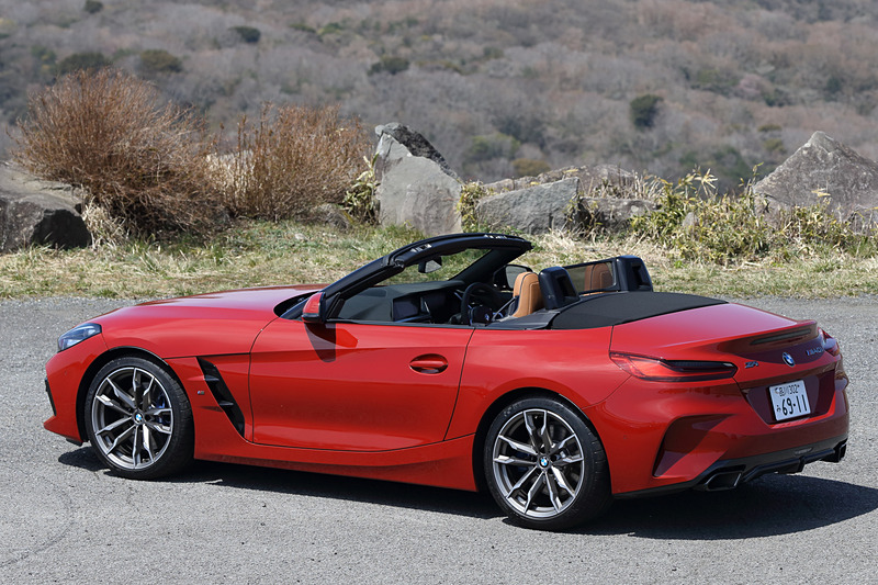 3月に発売となった新型「Z4」。今回は直列6気筒DOHC 3.0リッターターボエンジンを搭載する「M40i」(835万円)に試乗した。ボディサイズは4335×1865×1305mm(全長×全幅×全高)。ホイールベースは2470mm。なお、車両重量はM40iが1570kg、直列4気筒DOHC 2.0リッターターボエンジンを積む「sDrive20i」シリーズが1490kg。対して新型スープラ(日本仕様)の「RZ」(6気筒)が1520kg、4気筒の「SZ-R」が1450kg、「SZ」が1410kg(いずれも社内測定値)というスペック