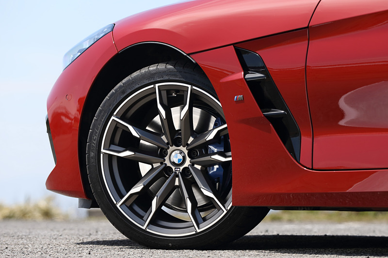 エクステリアではボディの端に沿うようにレイアウトされたヘッドライト（M40iはアダプティブLEDヘッドライトを標準装備）、新しくメッシュ状のワイドなデザインが採用されたキドニーグリル、クラムシェル型のエンジンフード、細長いデザインのL字型LEDテールランプなどを特徴とする。19インチのダブルスポークホイールに組み合わせるタイヤはミシュラン「パイロット スーパースポーツ」（フロント：255/35ZR19、リア：275/35ZR19）