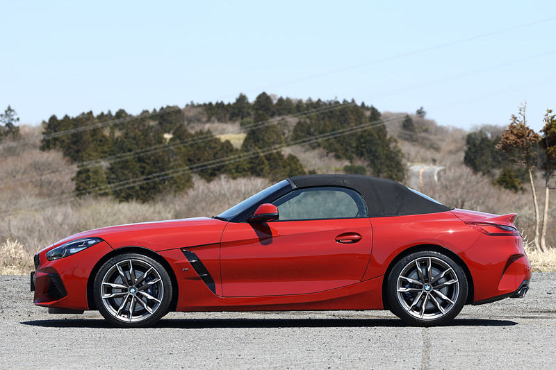 ソフトルーフトップの開けたところ、閉じたところ。50km/h以下であれば10秒でオープン/クローズが可能