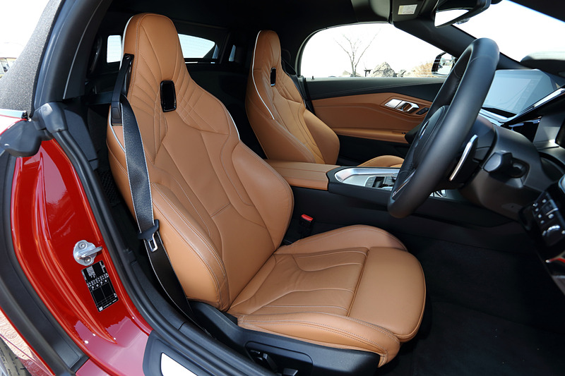 インテリアでは10.25インチのコントロールディスプレイやフルデジタルメーターパネルなどを採用。トランク容量はオープン/クローズ時ともに281Lを確保するとともに、トランクスルー機構も備わる